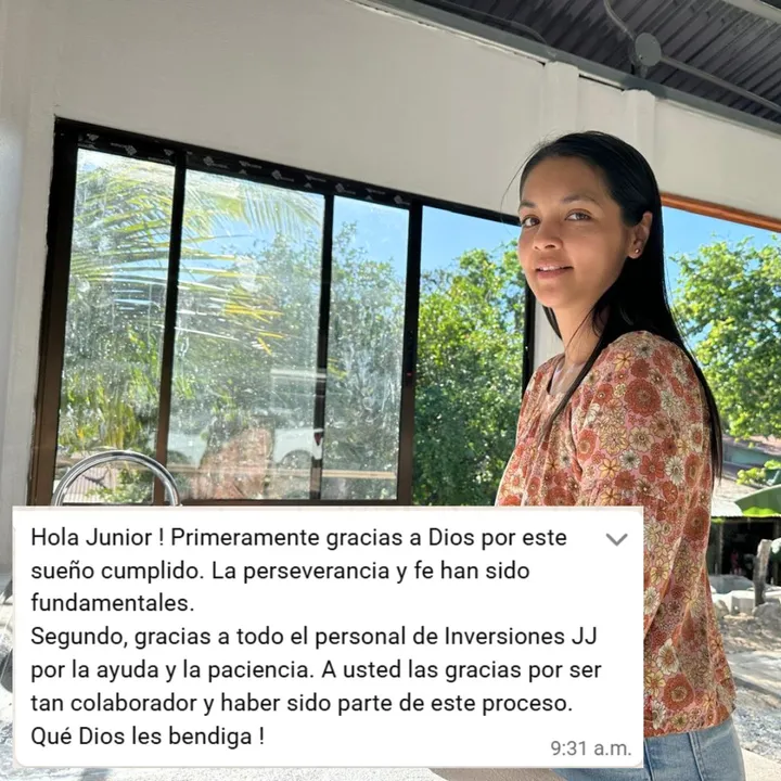 Cliente junto a la ventana de su casa nueva