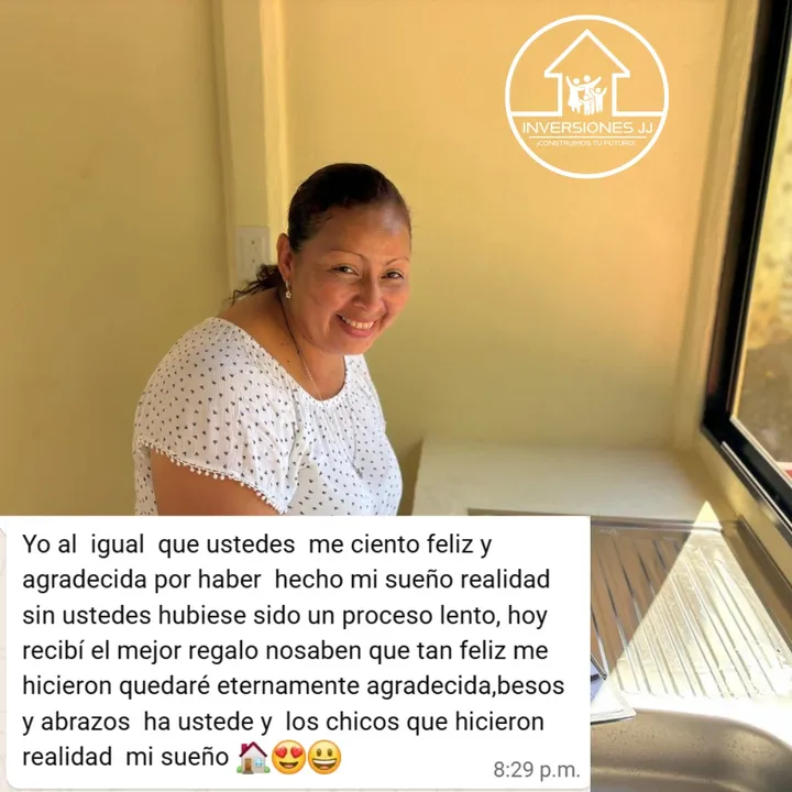 Cliente sonriendo en la cocina de su casa nueva