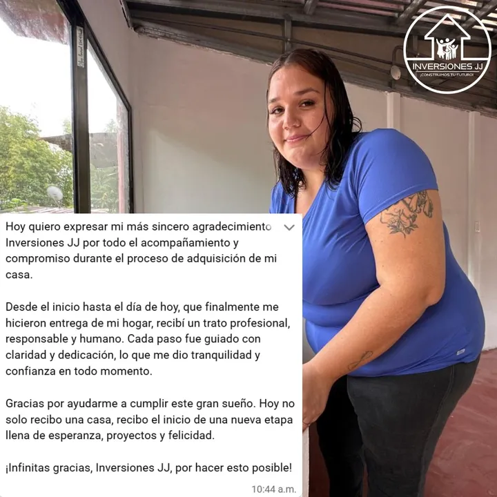 Cliente en la sala vacía de su casa recién entregada