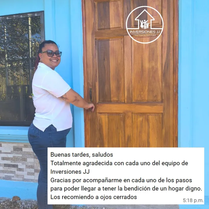Cliente junto a la puerta de madera de su casa nueva