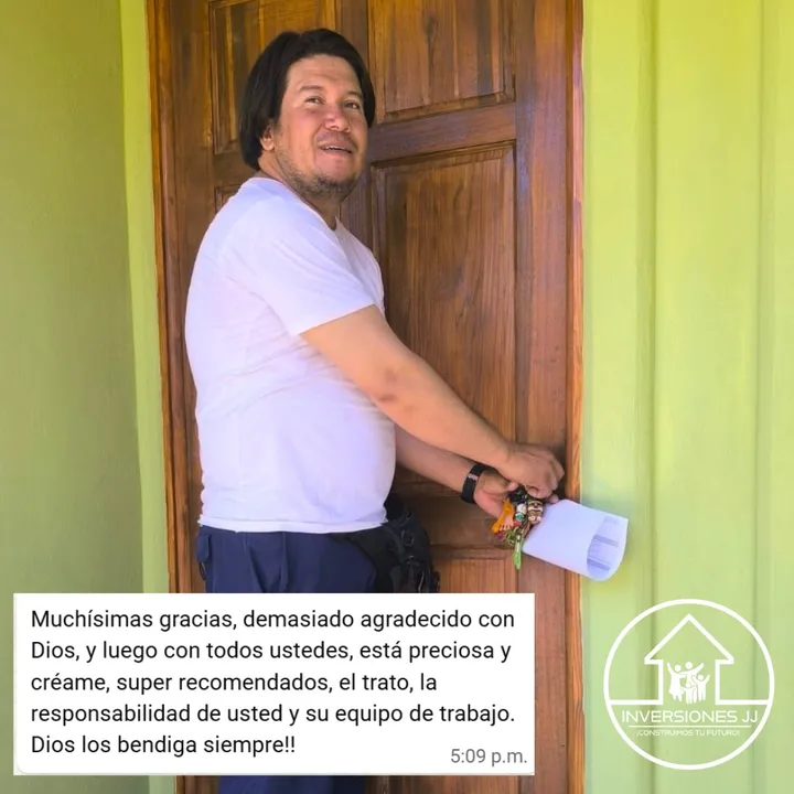 Cliente agradecido junto a la puerta de su casa nueva