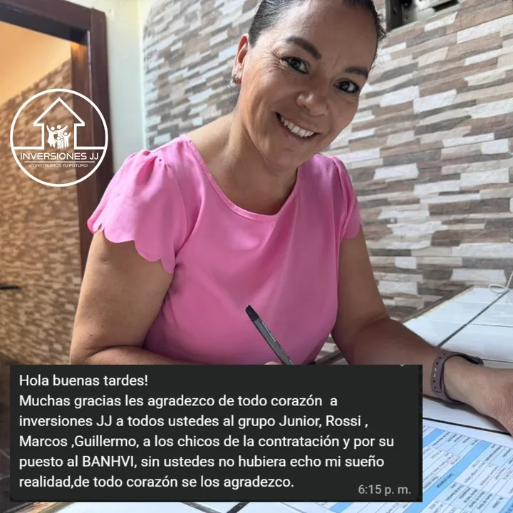 Cliente firmando los documentos de su casa nueva
