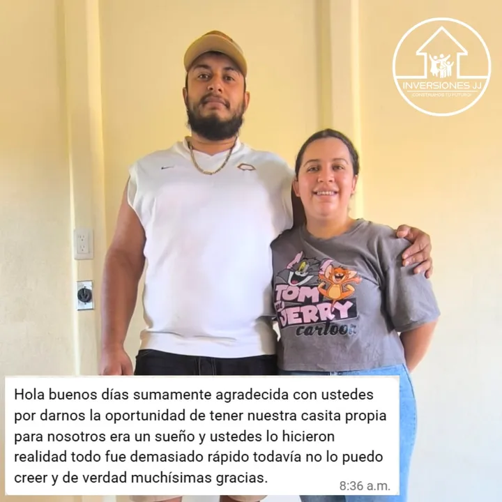 Pareja abrazada dentro de su casa nueva recién entregada