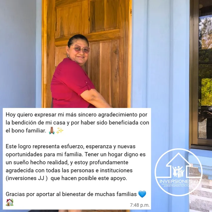 Cliente junto a la puerta de su casa nueva